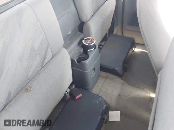 ✅ 2004 Chevrolet Colorado LS Z71 • VIN: 1GCDT196648111231 • Lot: 42176134. Wystawiony na IAAI z przebiegiem 165 736 mil. Bezpłatny archiwum sprzedaży aukcyjnych z USA i szczegółowy raport historii pojazdu na DreamBid. Zdjęcie 8.