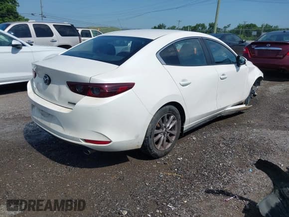 ✅ 2021 Mazda 3 S • VIN: JM1BPAAL6M1331801 • Lot: 42553233. Wystawiony na IAAI z przebiegiem 107 058 mil. Bezpłatny archiwum sprzedaży aukcyjnych z USA i szczegółowy raport historii pojazdu na DreamBid. Zdjęcie 4.
