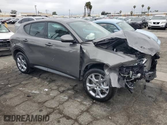 2024 Dodge Hornet R/T z VIN ZACPDFCW5R3A26937, wystawiony jako Copart lot #55955115 z przebiegiem 20 560 mil mil oraz Szkoda całkowita • Salvage title. Historia ofert i sprzedaży dostępna na DreamBid. Obrazek 4.