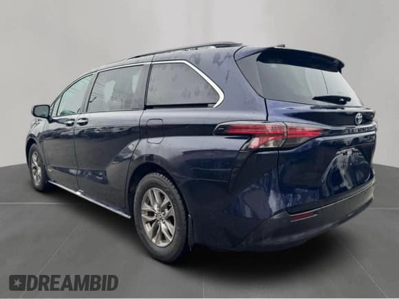 ✅ 2021 Toyota Sienna XLE • VIN: 5TDYRKECXMS068784 • Lot: 52666455. Listed on Copart with 215,072 mi. Free auction sales archive from the USA and detailed vehicle history report at DreamBid. Image 3.