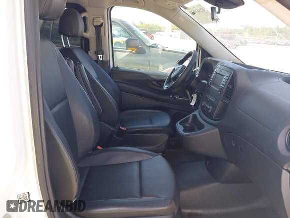 ✅ 2018 Mercedes-Benz Metris Passenger • VIN: WD4PG2EE0J3471274 • Lot: 42161079. Wystawiony na IAAI z przebiegiem 101 638 mil. Bezpłatny archiwum sprzedaży aukcyjnych z USA i szczegółowy raport historii pojazdu na DreamBid. Zdjęcie 5.