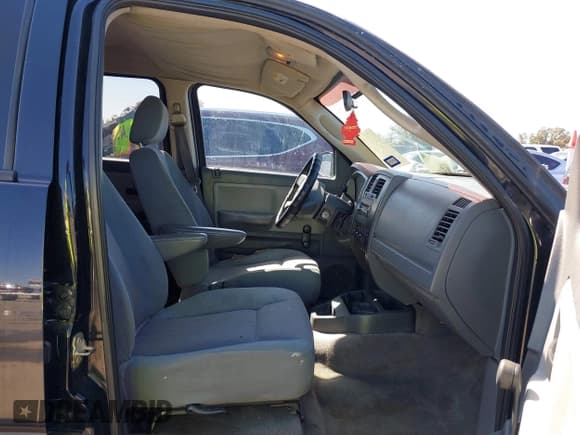 ✅ 2005 Dodge Dakota ST • VIN: 1D7HE28K45S157490 • Lot: 41778765. Wystawiony na IAAI z przebiegiem 187 575 mil. Bezpłatny archiwum sprzedaży aukcyjnych z USA i szczegółowy raport historii pojazdu na DreamBid. Zdjęcie 5.