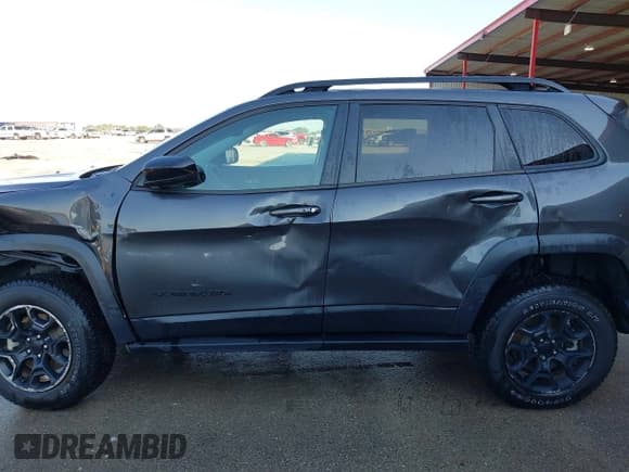 ✅ 2023 Jeep Cherokee Trailhawk • VIN: 1C4PJMBN0PD111937 • Lot: 43347414. Wystawiony na IAAI z przebiegiem 31 847 mil. Bezpłatny archiwum sprzedaży aukcyjnych z USA i szczegółowy raport historii pojazdu na DreamBid. Zdjęcie 14.