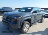✅ 2024 Toyota Tacoma SR • VIN: 3TYKD5HNXRT008289 • Lot: 42406937. Wystawiony na IAAI z przebiegiem 7 397 mil. Bezpłatny archiwum sprzedaży aukcyjnych z USA i szczegółowy raport historii pojazdu na DreamBid. Zdjęcie 23.