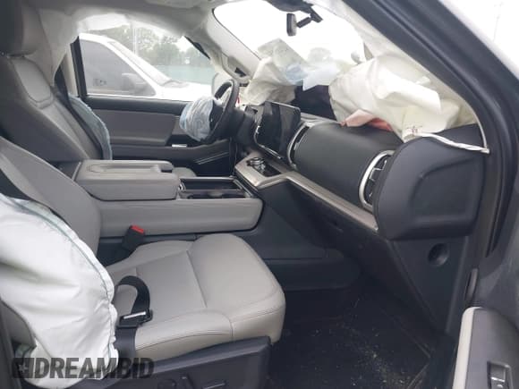 ✅ 2025 Ford Expedition Active • VIN: 1FMJU1H86SEA17492 • Lot: 42416154. Listed on IAAI with 2,890 mi. Free auction sales archive from the USA and detailed vehicle history report at DreamBid. Image 5.