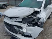 ✅ 2020 Chevrolet Trax LT • VIN: KL7CJPSB4LB064131 • Lot: 43087367. Wystawiony na IAAI z przebiegiem 81 482 mil. Bezpłatny archiwum sprzedaży aukcyjnych z USA i szczegółowy raport historii pojazdu na DreamBid. Zdjęcie 6.