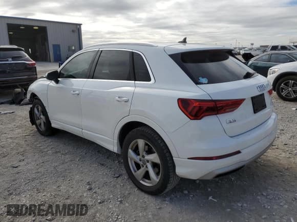 ✅ 2019 Audi Q3 Premium • VIN: WA1AECF3XK1084053 • Lot: 67948242. Wystawiony na Copart z przebiegiem 39 954 mil. Bezpłatny archiwum sprzedaży aukcyjnych z USA i szczegółowy raport historii pojazdu na DreamBid. Zdjęcie 2.