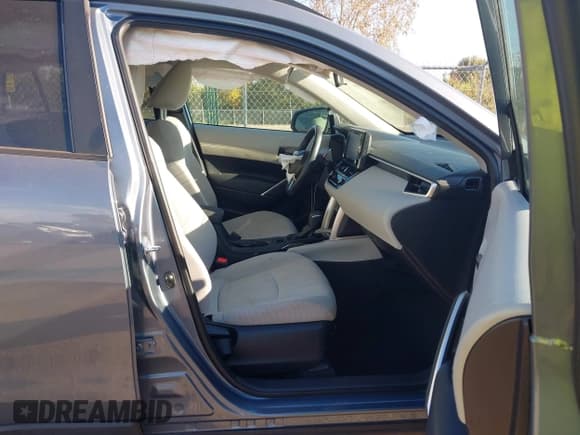 ✅ 2022 Toyota Corolla Cross LE • VIN: 7MUCAAAG5NV009458 • Lot: 43602100. Listed on IAAI with 33,797 mi. Free auction sales archive from the USA and detailed vehicle history report at DreamBid. Image 5.