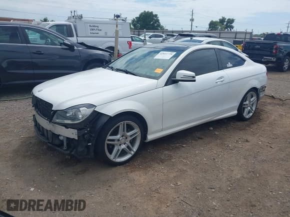 ✅ 2013 Mercedes-Benz C 250 • VIN: WDDGJ4HB5DG076888 • Lot: 42811728. Wystawiony na IAAI z przebiegiem 8 352 mil. Bezpłatny archiwum sprzedaży aukcyjnych z USA i szczegółowy raport historii pojazdu na DreamBid. Zdjęcie 2.