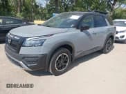 ✅ 2024 Nissan Pathfinder Rock Creek • VIN: 5N1DR3BD2RC231420 • Lot: 43322505. Wystawiony na IAAI z przebiegiem 31 692 mil. Bezpłatny archiwum sprzedaży aukcyjnych z USA i szczegółowy raport historii pojazdu na DreamBid. Zdjęcie 17.