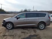 ✅ 2017 Chrysler Pacifica Touring L • VIN: 2C4RC1BG1HR817235 • Lot: 41463700. Wystawiony na IAAI z przebiegiem 61 294 mil. Bezpłatny archiwum sprzedaży aukcyjnych z USA i szczegółowy raport historii pojazdu na DreamBid. Zdjęcie 15.