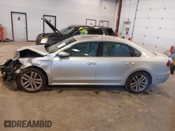 ✅ 2017 Volkswagen Passat SE • VIN: 1VWGT7A31HC009949 • Lot: 43541469. Listed on IAAI with 116,172 mi. Free auction sales archive from the USA and detailed vehicle history report at DreamBid. Image 14.