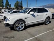 ✅ 2019 Bentley Bentayga V8 • VIN: SJAAM2ZV7KC027119 • Lot: 84956865. Wystawiony na Copart z przebiegiem 52 297 mil. Bezpłatny archiwum sprzedaży aukcyjnych z USA i szczegółowy raport historii pojazdu na DreamBid. Zdjęcie 1.