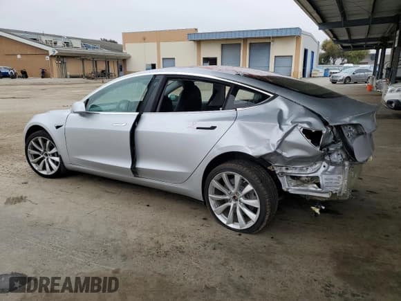 ✅ 2018 Tesla Model 3 Long Range Battery • VIN: 5YJ3E1EA6JF037160 • Lot: 82459025. Wystawiony na Copart z przebiegiem 64 866 mil. Bezpłatny archiwum sprzedaży aukcyjnych z USA i szczegółowy raport historii pojazdu na DreamBid. Zdjęcie 2.