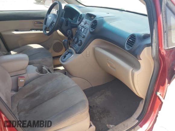 ✅ 2008 Kia Rondo LX • VIN: KNAFG526787125596 • Lot: 42750792. Wystawiony na IAAI z przebiegiem 230 782 mil. Bezpłatny archiwum sprzedaży aukcyjnych z USA i szczegółowy raport historii pojazdu na DreamBid. Zdjęcie 5.