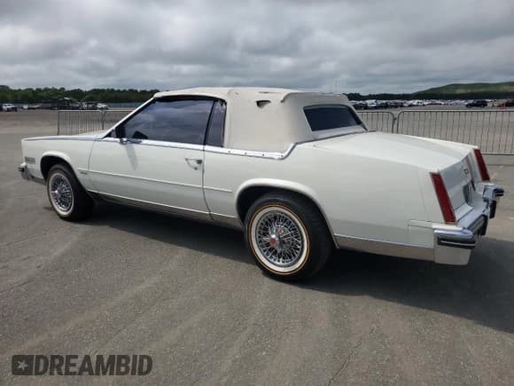 ✅ 1984 Cadillac Eldorado Biarritz • VIN: 1G6AL6787EE627169 • Lot: 64668625. Wystawiony na Copart z przebiegiem 34 245 mil. Bezpłatny archiwum sprzedaży aukcyjnych z USA i szczegółowy raport historii pojazdu na DreamBid. Zdjęcie 2.
