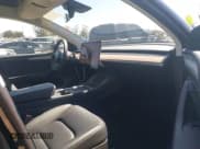 ✅ 2023 Tesla Model Y Long Range • VIN: 7SAYGDEE9PF591096 • Lot: 41762917. Wystawiony na IAAI z przebiegiem 22 582 mil. Bezpłatny archiwum sprzedaży aukcyjnych z USA i szczegółowy raport historii pojazdu na DreamBid. Zdjęcie 5.