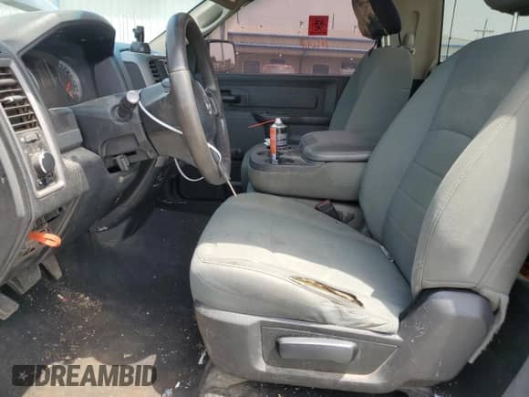 2017 Ram 1500 Tradesman z VIN 3C6JR6AG2HG791672, wystawiony jako Copart lot #60555785 z przebiegiem 174 891 mil mil oraz Czysty tytuł • Clean title. Historia ofert i sprzedaży dostępna na DreamBid. Obrazek 7.