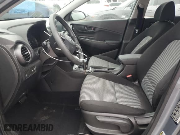 ✅ 2019 Hyundai Kona SE • VIN: KM8K12AAXKU208807 • Лот: 39401164. Опубликован ранее на Copart с пробегом 40 172 миль. Бесплатный доступ к архиву аукционных продаж из США и подробный отчёт об истории автомобиля на DreamBid. Изображение 7.