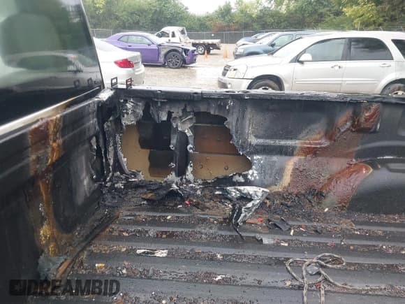 ✅ 2015 Ford F-150 XL • VIN: 1FTMF1CP1FKD00299 • Lot: 43287844. Wystawiony na IAAI z przebiegiem 241 138 mil. Bezpłatny archiwum sprzedaży aukcyjnych z USA i szczegółowy raport historii pojazdu na DreamBid. Zdjęcie 6.