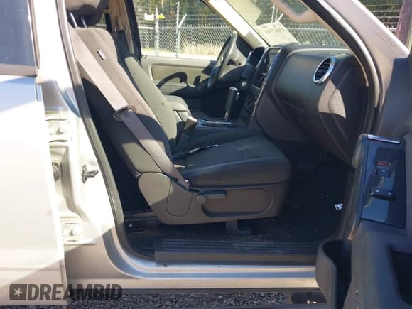 ✅ 2010 Ford Explorer XLT • VIN: 1FMEU6DE9AUA01849 • Lot: 43663501. Wystawiony na IAAI z przebiegiem 181 006 mil. Bezpłatny archiwum sprzedaży aukcyjnych z USA i szczegółowy raport historii pojazdu na DreamBid. Zdjęcie 5.