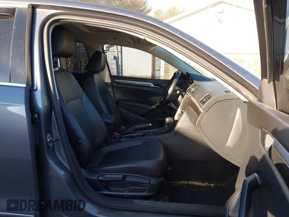 ✅ 2017 Volkswagen Passat SE • VIN: 1VWBT7A30HC052365 • Lot: 43556180. Listed on IAAI with 139,728 mi. Free auction sales archive from the USA and detailed vehicle history report at DreamBid. Image 5.