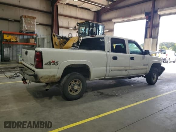 ✅ 2004 Chevrolet Silverado 2500HD LS • VIN: 1GCHK23U84F104066 • Lot: 70568395. Wystawiony na Copart z przebiegiem 185 726 mil. Bezpłatny archiwum sprzedaży aukcyjnych z USA i szczegółowy raport historii pojazdu na DreamBid. Zdjęcie 3.