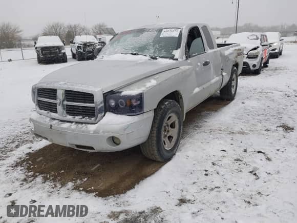 2007 Dodge Dakota ST z VIN 1D7HW22K87S256435, wystawiony jako IAAI lot #41036279 z przebiegiem 198 616 mil mil oraz . Historia ofert i sprzedaży dostępna na DreamBid. Obrazek 2.