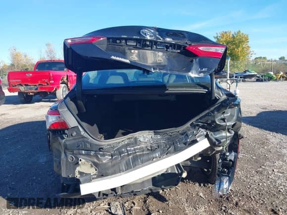 2019 Toyota Camry LE with VIN 4T1B11HK1KU697946, listed as a IAAI auction lot 43424429 with 289,881 mi miles and . Bid and sale history available at DreamBid. Image 16.