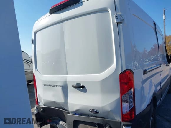 ✅ 2023 Ford Transit Cargo • VIN: 1FTBR1C8XPKB13829 • Lot: 43641950. Wystawiony na IAAI z przebiegiem 29 808 mil. Bezpłatny archiwum sprzedaży aukcyjnych z USA i szczegółowy raport historii pojazdu na DreamBid. Zdjęcie 16.