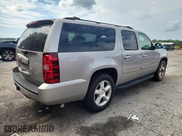 2007 Chevrolet Suburban LT with VIN 1GNFC16J47J253339, listed as a Copart auction lot 81411005 with 272,256 mi miles and Salvage title. Bid and sale history available at DreamBid. Image 3.