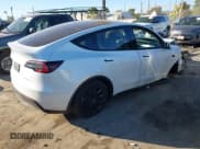 ✅ 2024 Tesla Model Y Long Range • VIN: 7SAYGDEE5RF067818 • Lot: 43448020. Wystawiony na IAAI z przebiegiem 15 680 mil. Bezpłatny archiwum sprzedaży aukcyjnych z USA i szczegółowy raport historii pojazdu na DreamBid. Zdjęcie 4.