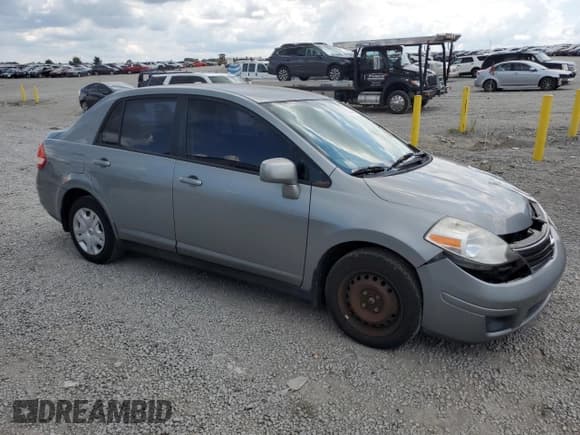 ✅ 2011 Nissan Versa S • VIN: 3N1BC1AP2BL361451 • Лот: 67528485. Опубликован ранее на Copart с пробегом 131 169 миль. Бесплатный доступ к архиву аукционных продаж из США и подробный отчёт об истории автомобиля на DreamBid. Изображение 4.