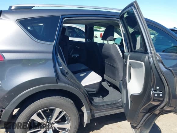 ✅ 2018 Toyota RAV4 XLE • VIN: JTMWFREV6JJ739192 • Lot: 43354082. Wystawiony na IAAI z przebiegiem 69 384 mil. Bezpłatny archiwum sprzedaży aukcyjnych z USA i szczegółowy raport historii pojazdu na DreamBid. Zdjęcie 8.