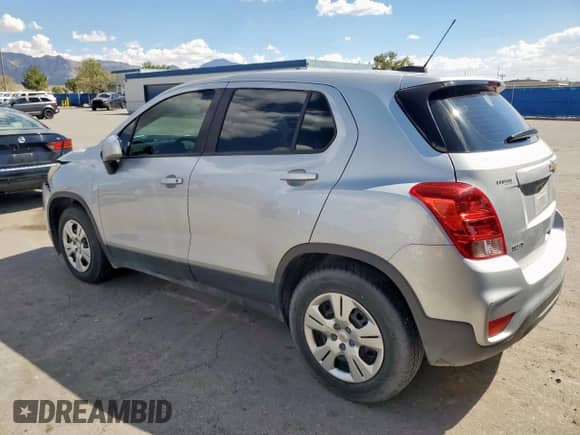 2018 Chevrolet Trax LS z VIN 3GNCJKSB1JL237743, wystawiony jako Copart lot #81329025 z przebiegiem 57 945 mil mil oraz Szkoda całkowita • Salvage title. Historia ofert i sprzedaży dostępna na DreamBid. Obrazek 2.