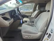 ✅ 2017 Toyota Sienna LE Auto Access Seat • VIN: 5TDKZ3DC7HS781600 • Lot: 70770895. Wystawiony na Copart z przebiegiem 146 070 mil. Bezpłatny archiwum sprzedaży aukcyjnych z USA i szczegółowy raport historii pojazdu na DreamBid. Zdjęcie 7.