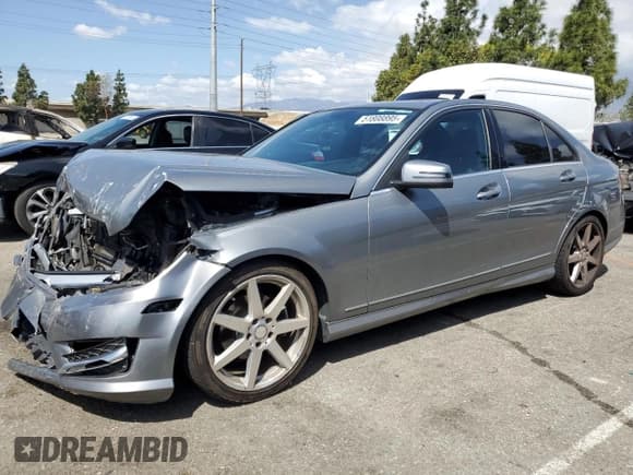 ✅ 2013 Mercedes-Benz C 250 Sport • VIN: WDDGF4HB5DR258385 • Lot: 51808895. Wystawiony na Copart z przebiegiem 139 208 mil. Bezpłatny archiwum sprzedaży aukcyjnych z USA i szczegółowy raport historii pojazdu na DreamBid. Zdjęcie 1.