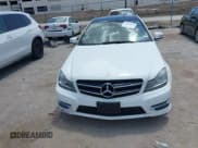 ✅ 2015 Mercedes-Benz C 250 • VIN: WDDGJ4HB3FG374567 • Lot: 42860907. Wystawiony na IAAI z przebiegiem 129 154 mil. Bezpłatny archiwum sprzedaży aukcyjnych z USA i szczegółowy raport historii pojazdu na DreamBid. Zdjęcie 12.
