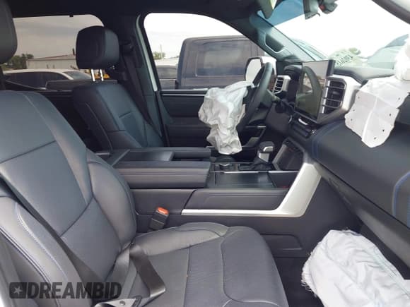 ✅ 2025 Toyota Tundra Platinum • VIN: 5TFNA5DB9SX322383 • Lot: 43026152. Listed on IAAI with 3,711 mi. Free auction sales archive from the USA and detailed vehicle history report at DreamBid. Image 5.