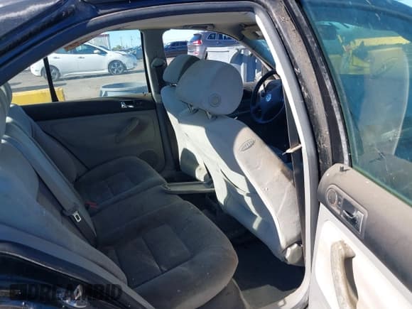 ✅ 2000 Volkswagen Jetta GLS • VIN: 3VWSF29M4YM050219 • Lot: 43734232. Wystawiony na IAAI z przebiegiem 269 881 mil. Bezpłatny archiwum sprzedaży aukcyjnych z USA i szczegółowy raport historii pojazdu na DreamBid. Zdjęcie 8.