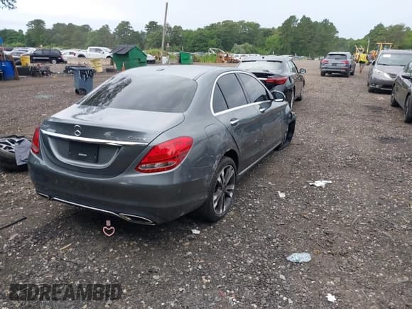 ✅ 2018 Mercedes-Benz C 300 • VIN: 55SWF4KB3JU270016 • Lot: 42739221. Wystawiony na IAAI z przebiegiem 58 669 mil. Bezpłatny archiwum sprzedaży aukcyjnych z USA i szczegółowy raport historii pojazdu na DreamBid. Zdjęcie 4.