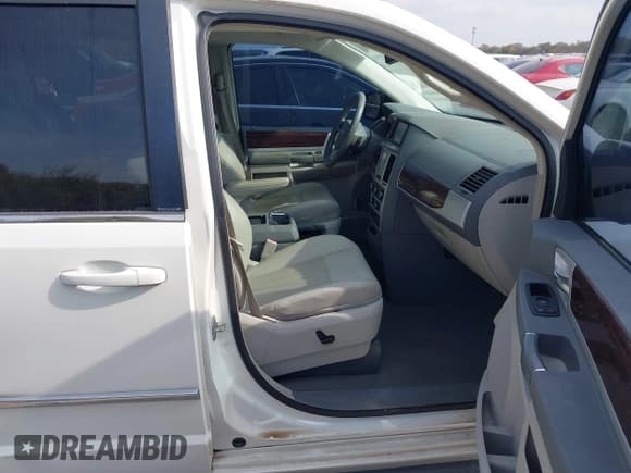 ✅ 2010 Chrysler Town & Country Touring • VIN: 2A4RR5D14AR133746 • Лот: 43756703. Опубликован ранее на IAAI с пробегом 221 819 миль. Бесплатный доступ к архиву аукционных продаж из США и подробный отчёт об истории автомобиля на DreamBid. Изображение 5.