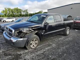 2005 Dodge Dakota SLT z VIN 1D7HE48NX5S109529, wystawiony jako Copart lot #56298035 z przebiegiem 110 696 mil mil oraz Szkoda całkowita • Salvage title. Historia ofert i sprzedaży dostępna na DreamBid. Obrazek 1.