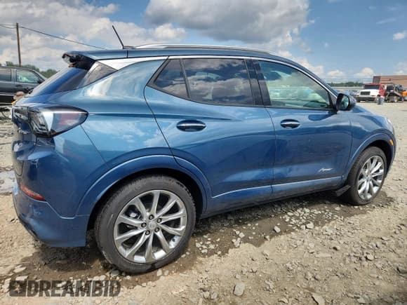 ✅ 2024 Buick Encore GX Avenir • VIN: KL4AMGSL5RB057184 • Lot: 65237075. Wystawiony na Copart z przebiegiem Nie podano. Bezpłatny archiwum sprzedaży aukcyjnych z USA i szczegółowy raport historii pojazdu na DreamBid. Zdjęcie 3.