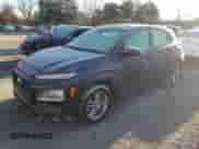 2018 Hyundai Kona SE z VIN KM8K1CAA7JU103467, wystawiony jako Copart lot #72640362 z przebiegiem 34 151 mil mil oraz . Historia ofert i sprzedaży dostępna na DreamBid. Obrazek 1.