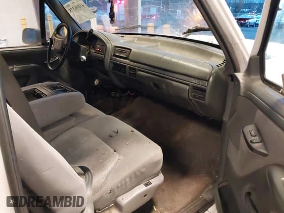 ✅ 1993 Ford F-350 • VIN: 2FTJW36G8PCA05829 • Lot: 43806375. Wystawiony na IAAI z przebiegiem Nie podano. Bezpłatny archiwum sprzedaży aukcyjnych z USA i szczegółowy raport historii pojazdu na DreamBid. Zdjęcie 5.