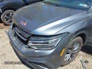 ✅ 2022 Volkswagen Tiguan SE • VIN: 3VV2B7AXXNM019538 • Lot: 42109211. Wystawiony na IAAI z przebiegiem 30 576 mil. Bezpłatny archiwum sprzedaży aukcyjnych z USA i szczegółowy raport historii pojazdu na DreamBid. Zdjęcie 19.