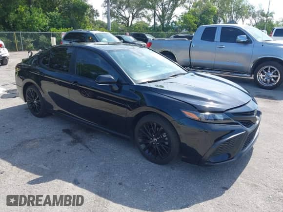 2022 Toyota Camry SE z VIN 4T1T11AK0NU044270, wystawiony jako IAAI lot #42805286 z przebiegiem 49 468 mil mil oraz . Historia ofert i sprzedaży dostępna na DreamBid. Obrazek 1.