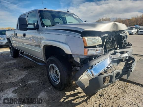 ✅ 2005 Chevrolet Silverado 2500HD LS • VIN: 1GCHK23235F829056 • Lot: 91419425. Wystawiony na Copart z przebiegiem 142 763 mil. Bezpłatny archiwum sprzedaży aukcyjnych z USA i szczegółowy raport historii pojazdu na DreamBid. Zdjęcie 4.