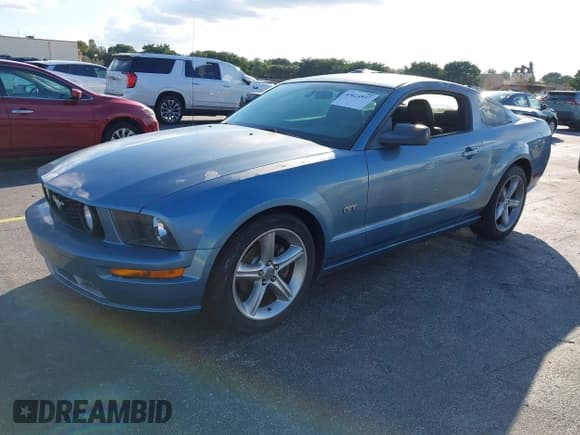 ✅ 2006 Ford Mustang GT Deluxe • VIN: 1ZVFT82H365136022 • Lot: 43614937. Wystawiony na IAAI z przebiegiem 69 894 mil. Bezpłatny archiwum sprzedaży aukcyjnych z USA i szczegółowy raport historii pojazdu na DreamBid. Zdjęcie 2.